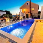 Awesome Home In Sveti Filip I Jakov * 圣菲利普雅科夫