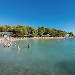 Awesome Home In Sveti Filip I Jakov 圣菲利普雅科夫