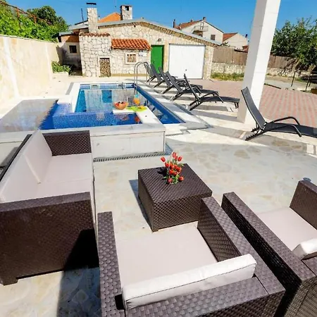 Beautiful Home In Sveti Filip I Jakov