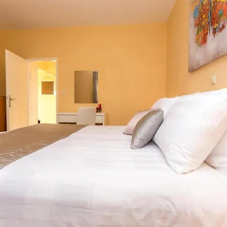 Awesome Home In Sveti Filip I Jakov Feriehus *