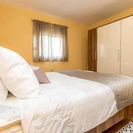 Awesome Home In Sveti Filip I Jakov *