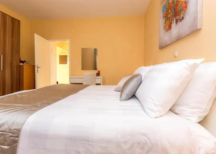 Awesome Home In Sveti Filip I Jakov Feriehus *