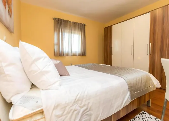 Awesome Home In Sveti Filip I Jakov *